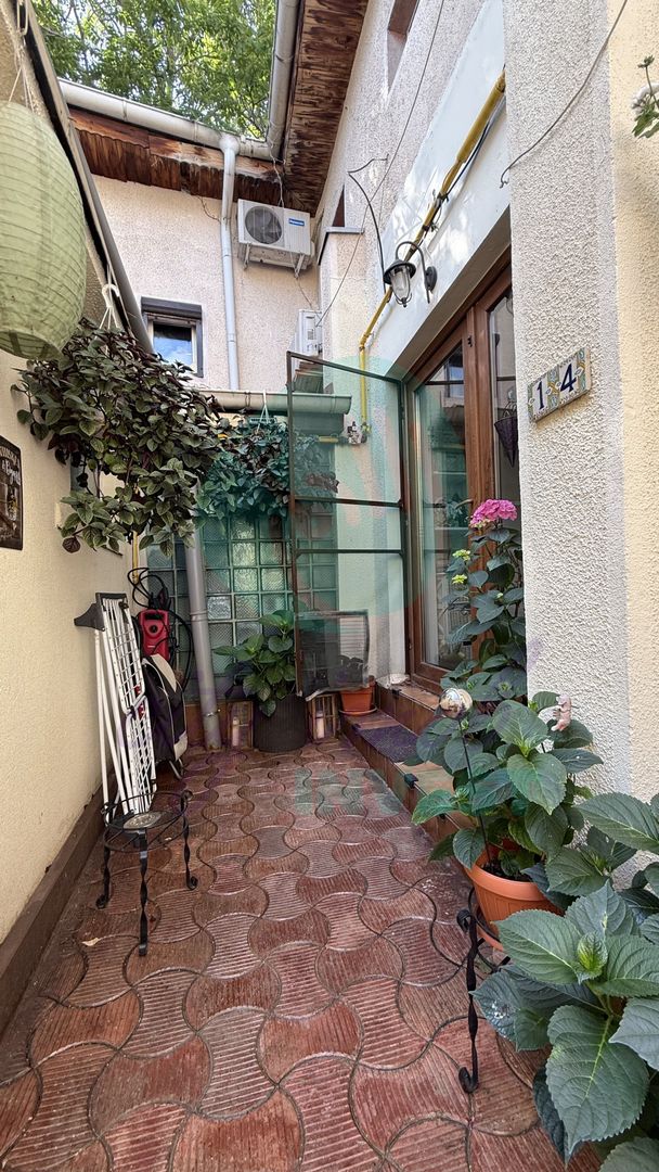 Casa cocheta cu o mica curte - Poză 15