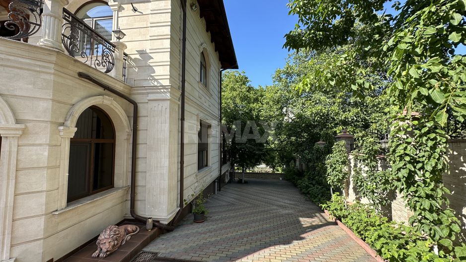 Casă în Buiucani, de vânzare, cu suprafața de 338m2. Pe teren de 14 ari. - Poză 3
