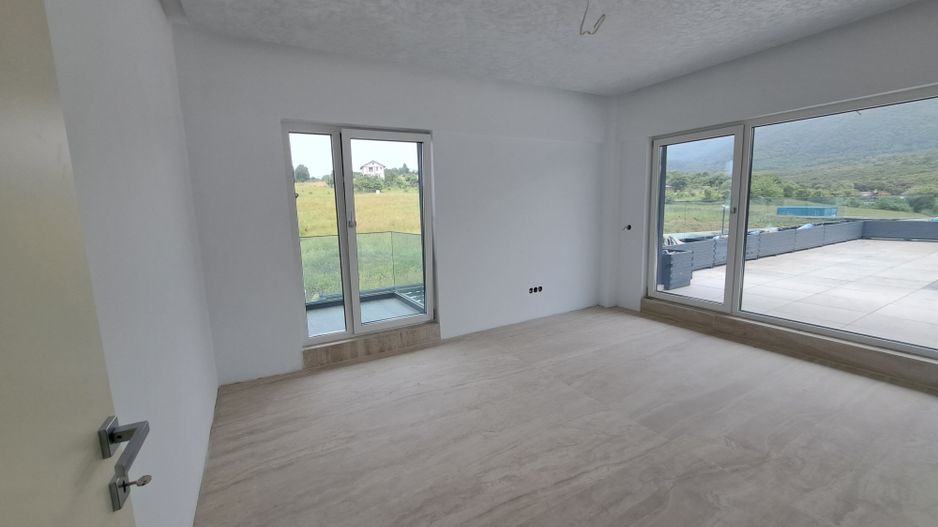 Vilă modernă premium cu piscină interioară, teren 1200 mp și panoramă - Poză 22
