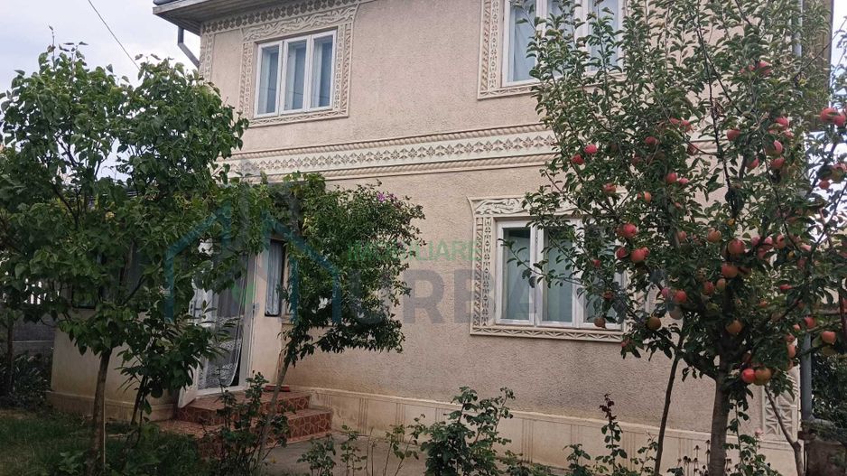 Casă cu etaj și teren de 1450 mp în Lunca, Pașcani - Poză 1