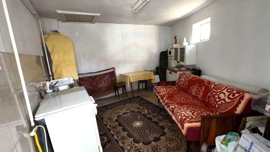 Casă cu arhitectură pragmatică în zona Port - Poză 8