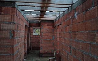 Casa 97 mp-teren 750 mp-tamplarie montata+acoperis-Dealul Jelnei - Poză 6