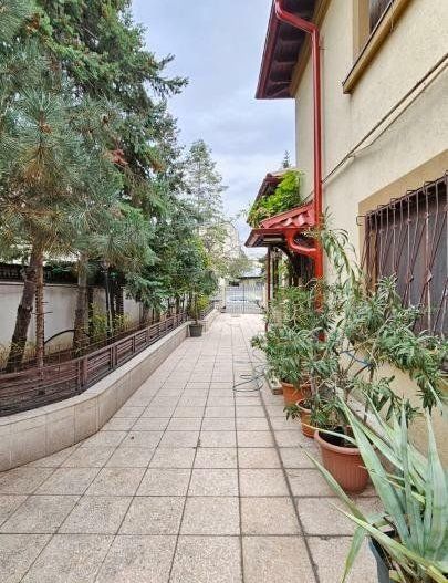 Casa individuala (singur in curte), zona centrala - Poză 1