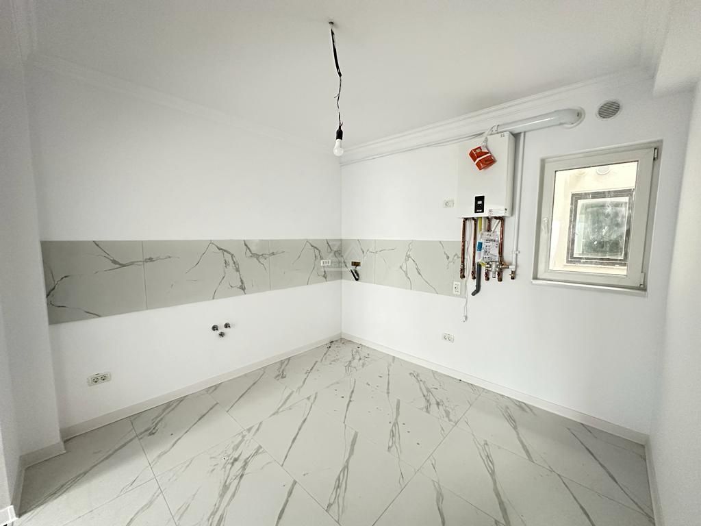 Asfalt. Etaj 1. Balcon mare. - Poză 3