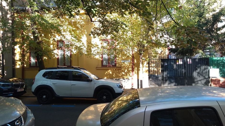 Inchiriez casa la curte in centru,zona Foisorul de Foc - Poză 1