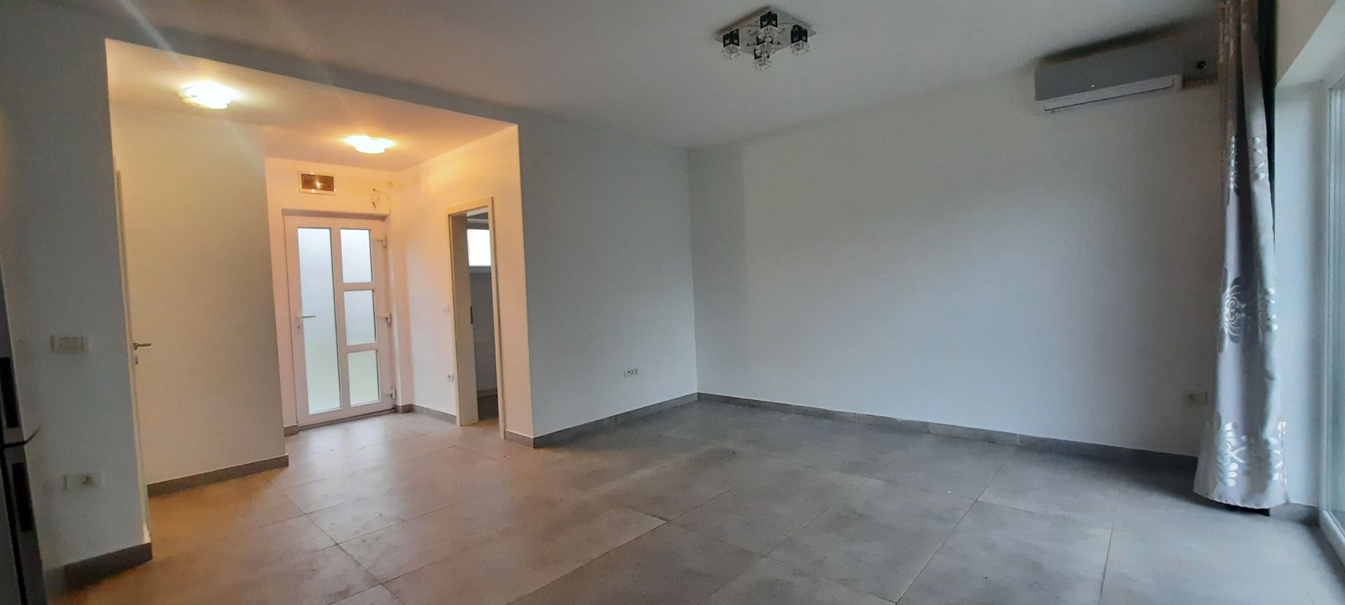 Locuinta cu 3 camere, curte si 2 locuri de parcare - Poză 6