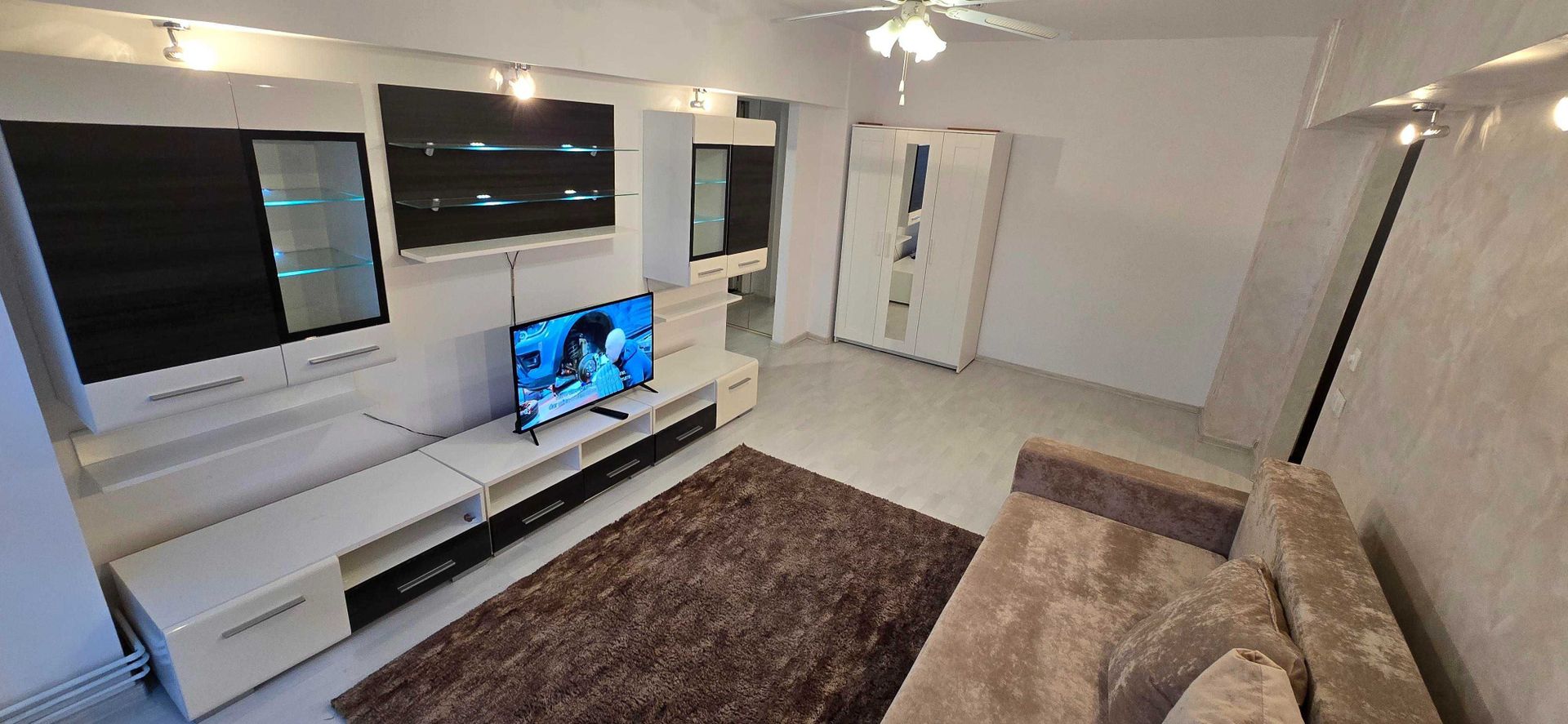 Apartament elegant cu 3 camere - Poză 1