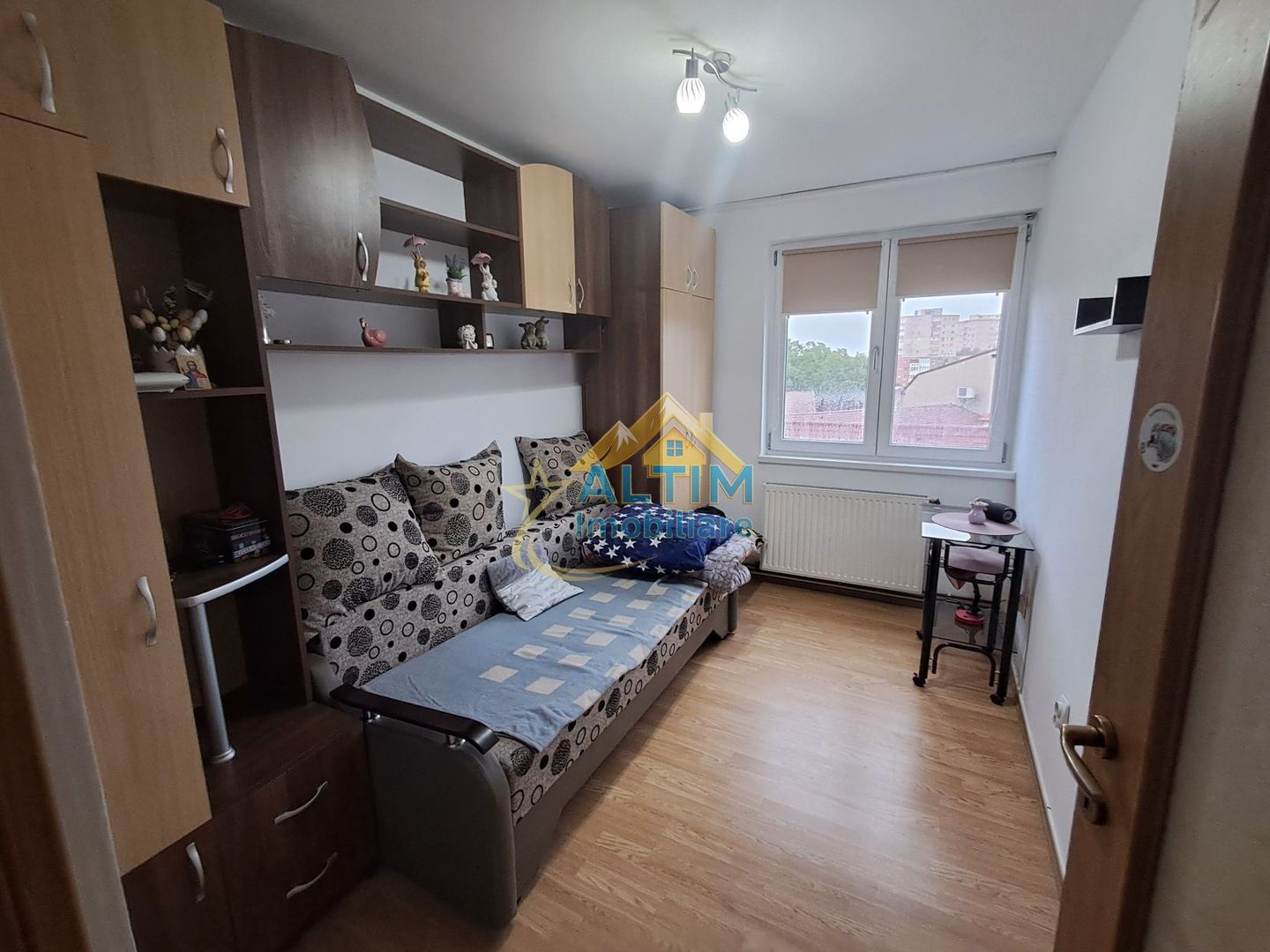 Apartament 2 camere, decomandat, Zonă Centrală - Poză 2