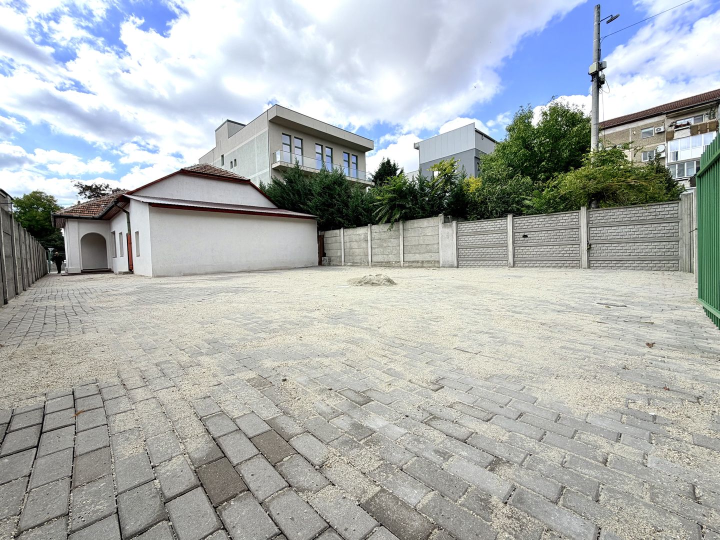 Spațiu comercial de închiriat – artera principală în nordul orașului. - Poză 22