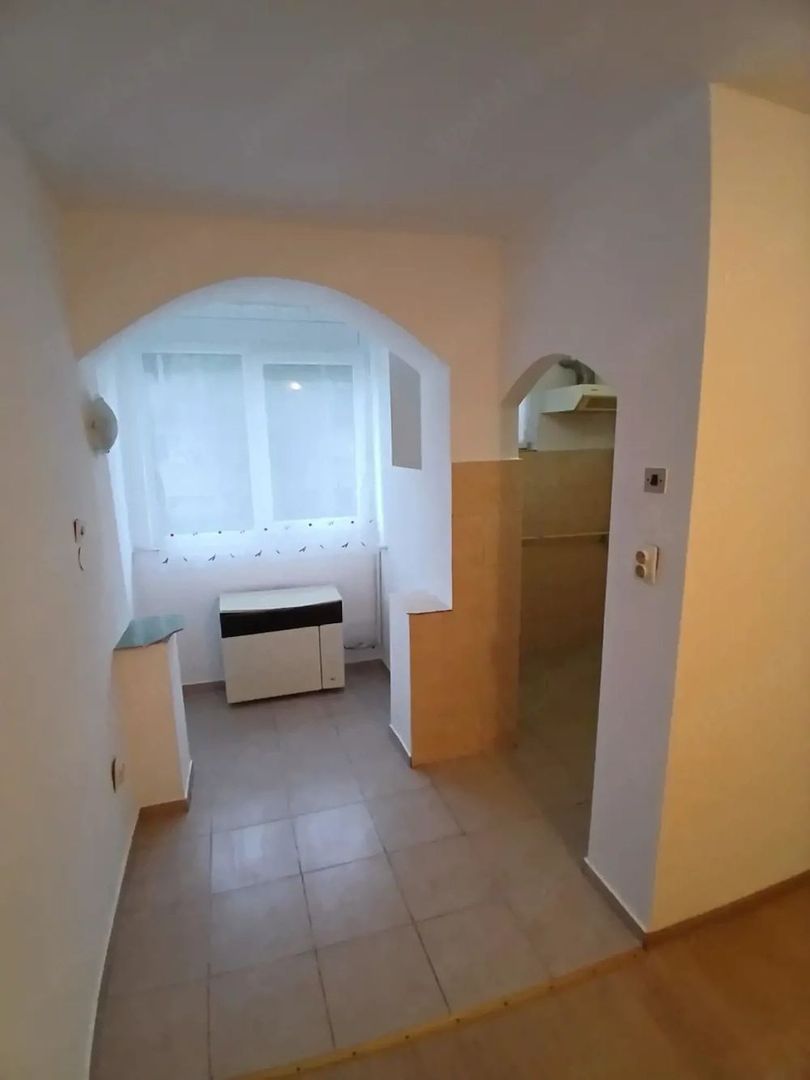 BRASADAS vinde garsoniera pe Ostrovului la PARTER. - Poză 1
