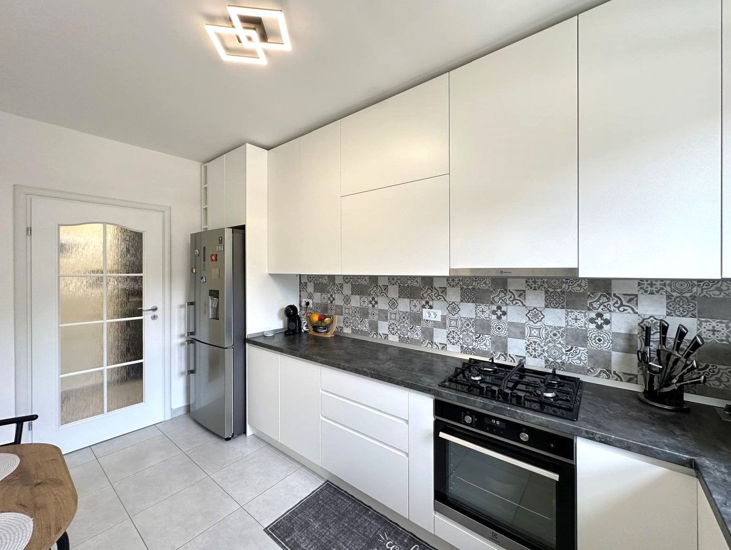 Vindem apartament  complet mobilat modern cu 2 bai zona Ghimbav - Poză 12