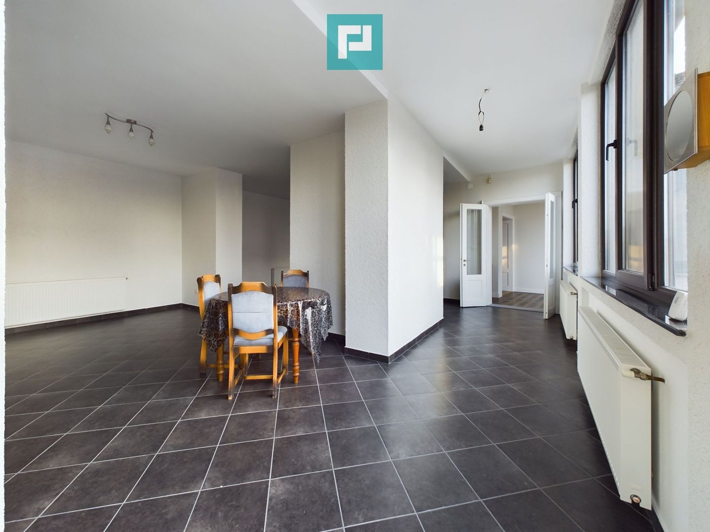 Casă generoasă în Periam județ Timiș - Poză 7