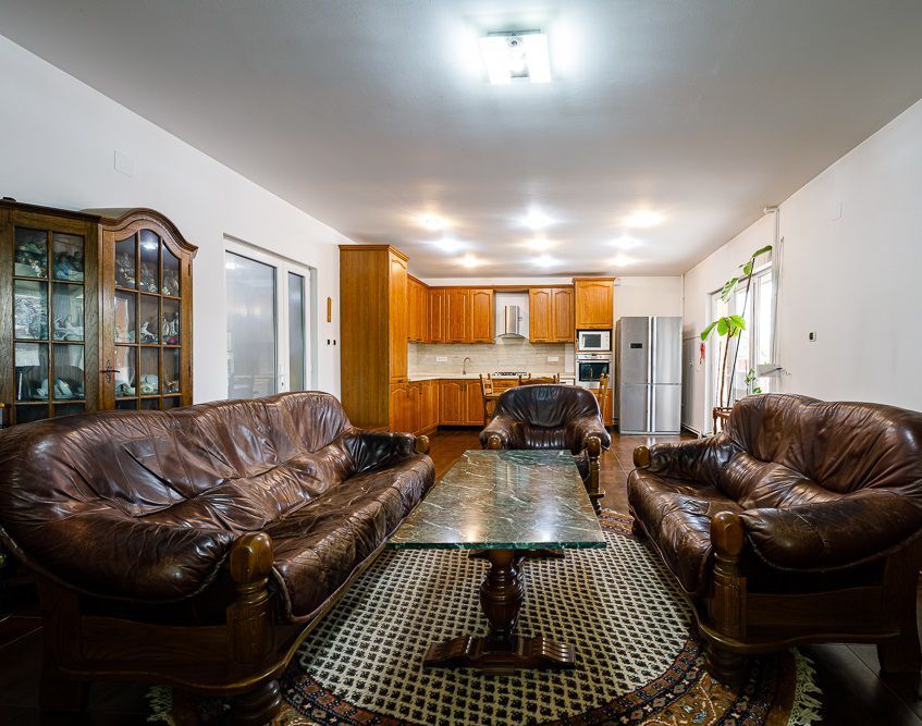 Casă pentru o familie numeroasă în Săcălaz - Poză 1