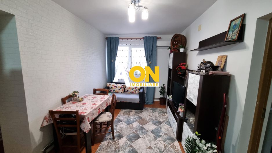 De vanzare apartament 3 camere, etaj intermediar, Cetate - Poză 2