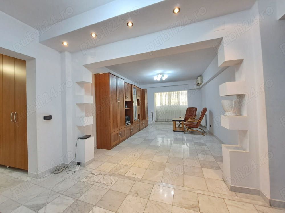 Vand Apartament spatios cu 4 camere de vanzare pe Bdul Decebal - Poză 2
