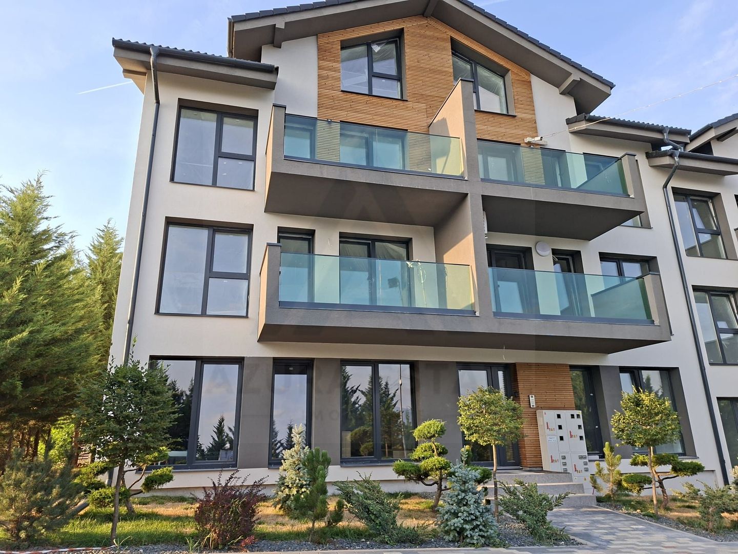 Apartament premium 61.4 mp utili 3 camere 2 bai curte 50 mp Cristian - Poză 3