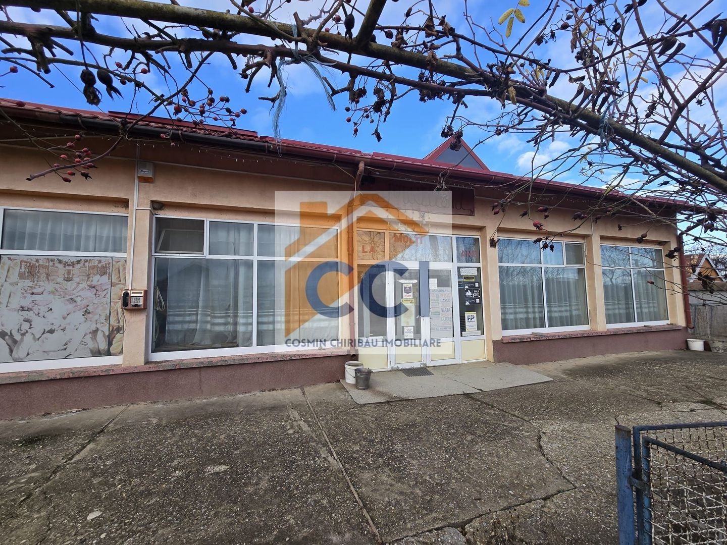 Se oferă spre vânzare / închiriere clădire cu spațiu comercial - Poză 15