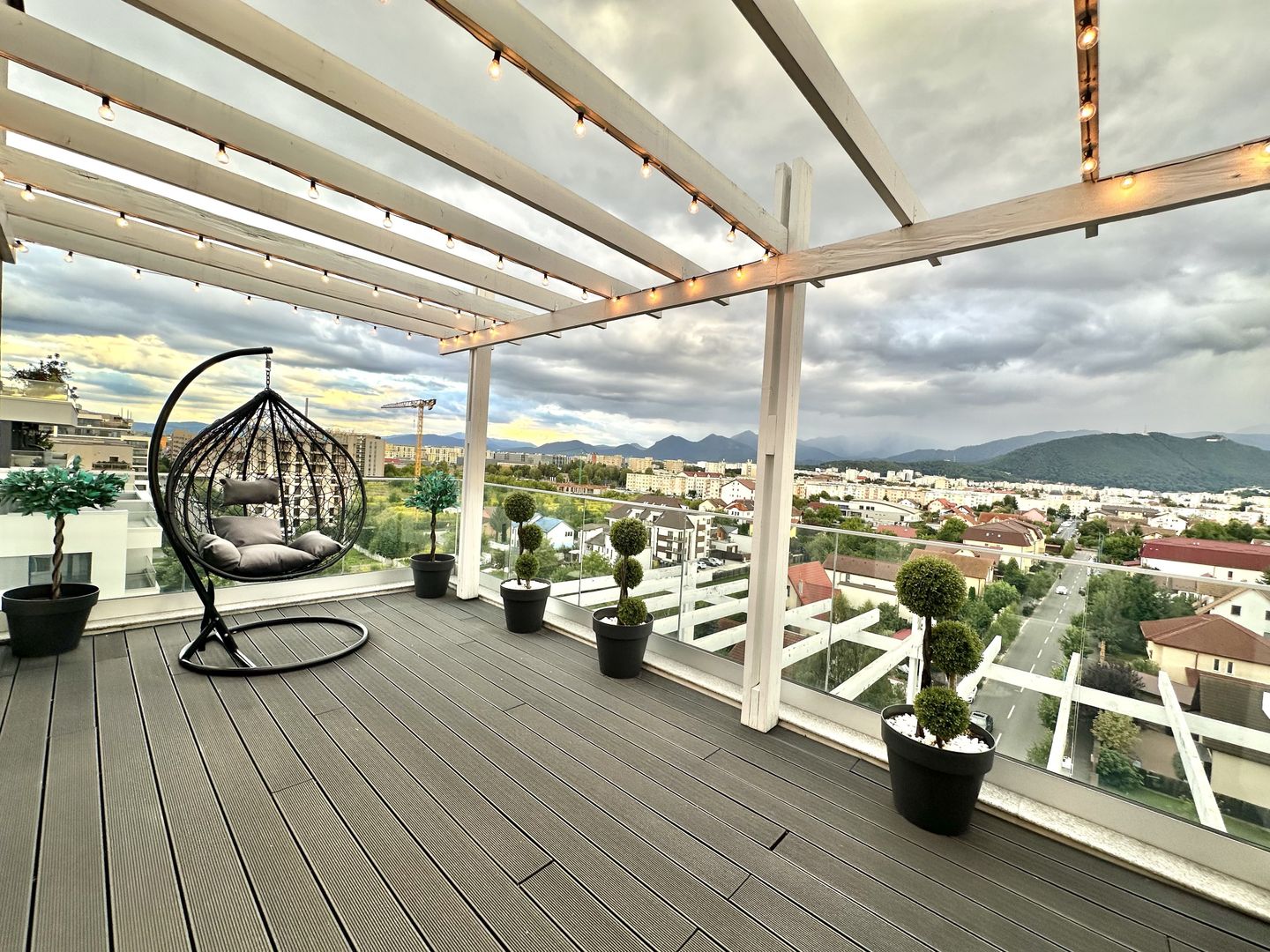 Penthouse modern de inchiririere cu 3 camere, terasă 80 mp zona Coresi - Poză 18