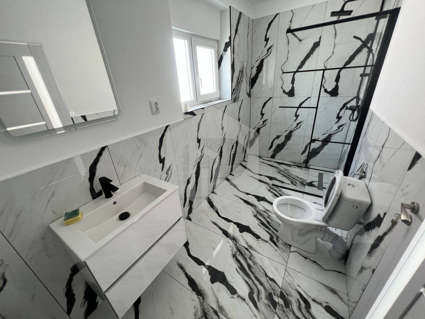 De vanzare casa renovata- 2 cladiri- Zona Moldoveanu-- 400 mp utili - Poză 11