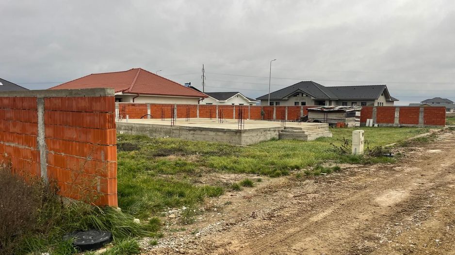 Teren intravilan, fundatie proiect casa, gard si utilitati-Zona Cheriu - Poză 6