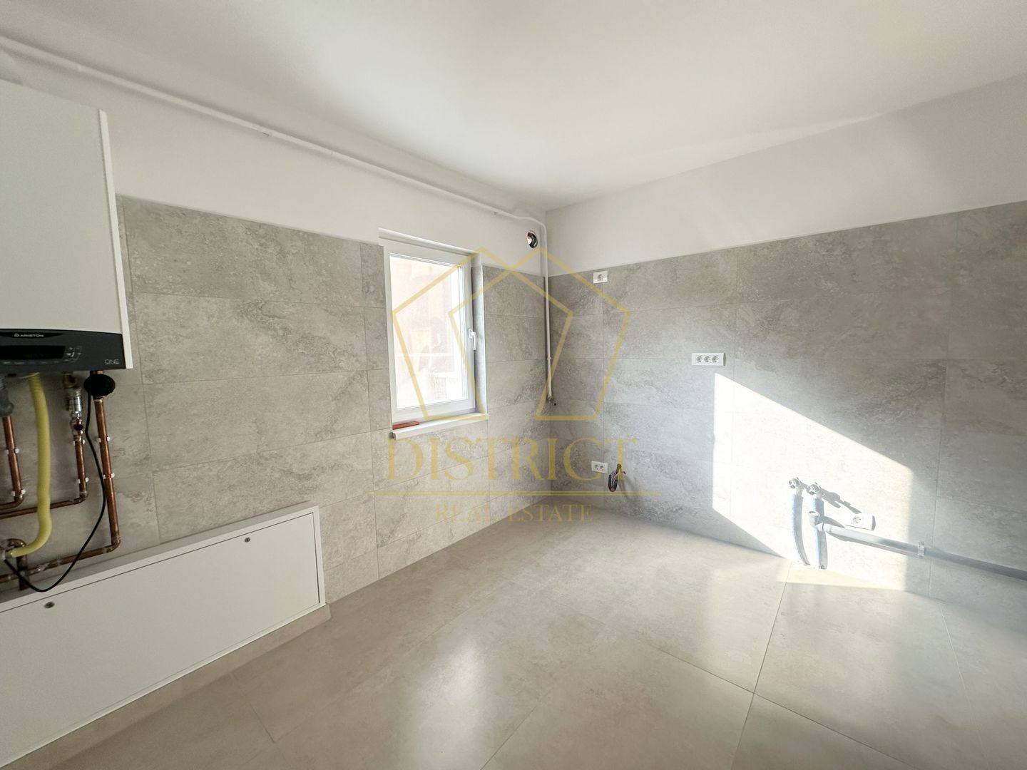Apartament cu 4 camere decomandat | Etaj 1 | Complexul Studentesc - Poză 3