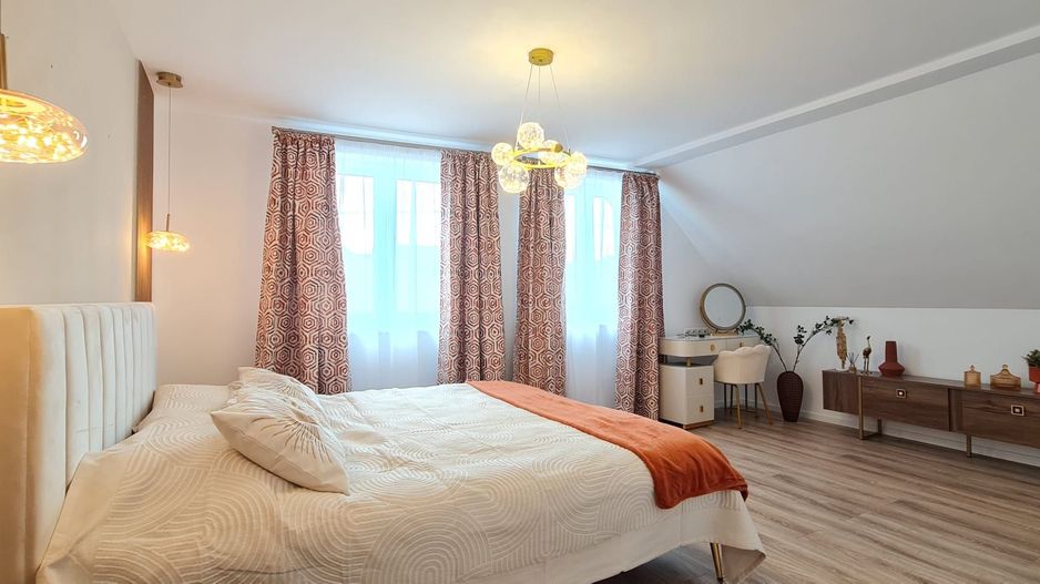 Vila spațioasă și elegantă de vânzare la intrarea în cartierul Turnișo - Poză 15