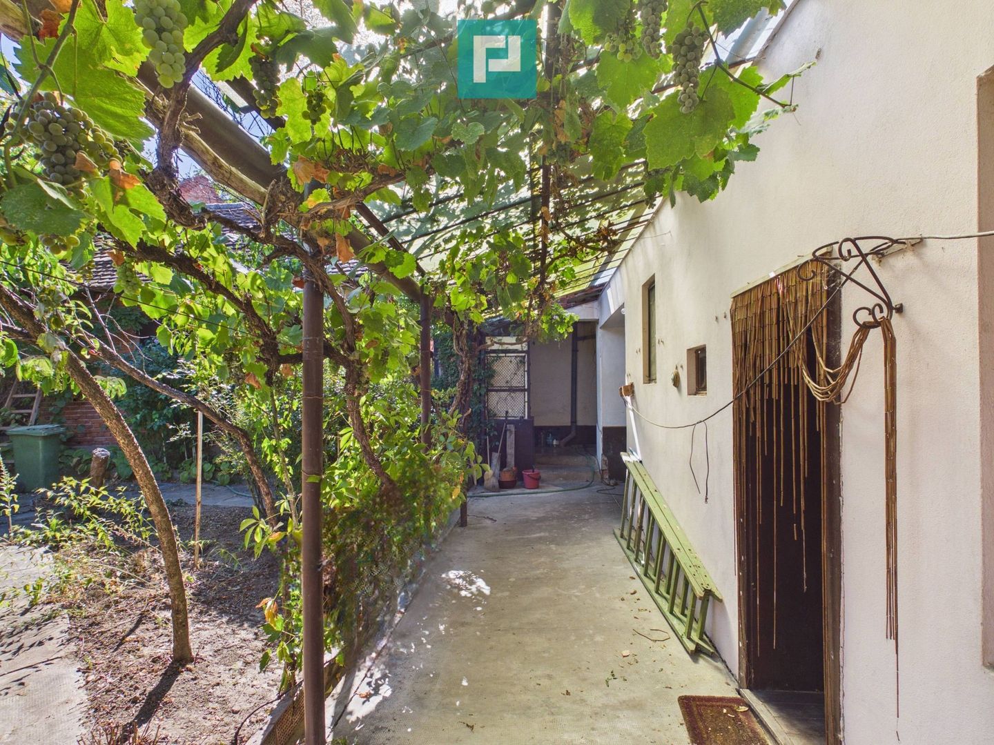 Casă cu etaj, în localitatea Buteni, Arad - Poză 10