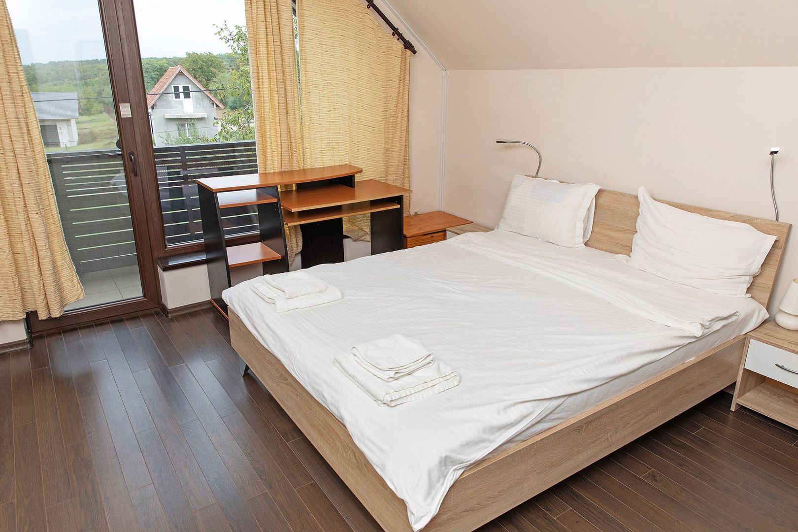 Vilă cu 5 dormitoare, 4 băi, 2 248mp teren, piscină. Preț: 229 000 Eur - Poză 36