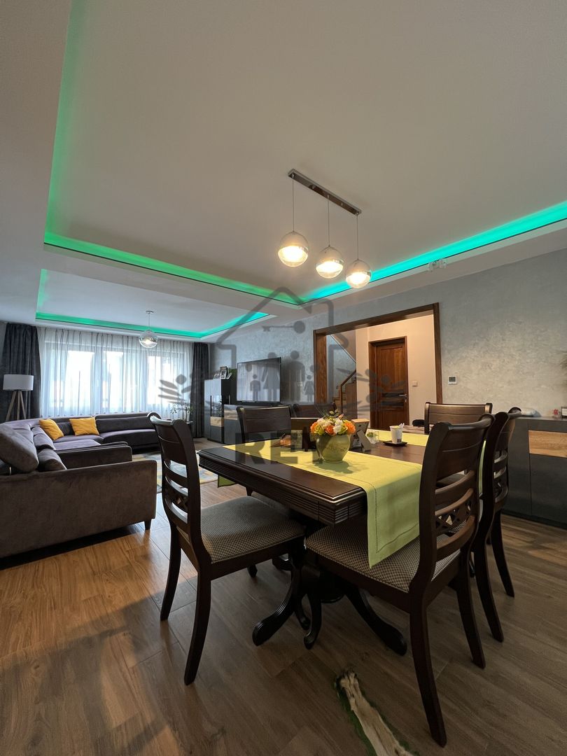 Casă de tip triplex la vânzare 6 camere /Șelimbăr /Secția 1 de Poliție - Poză 1