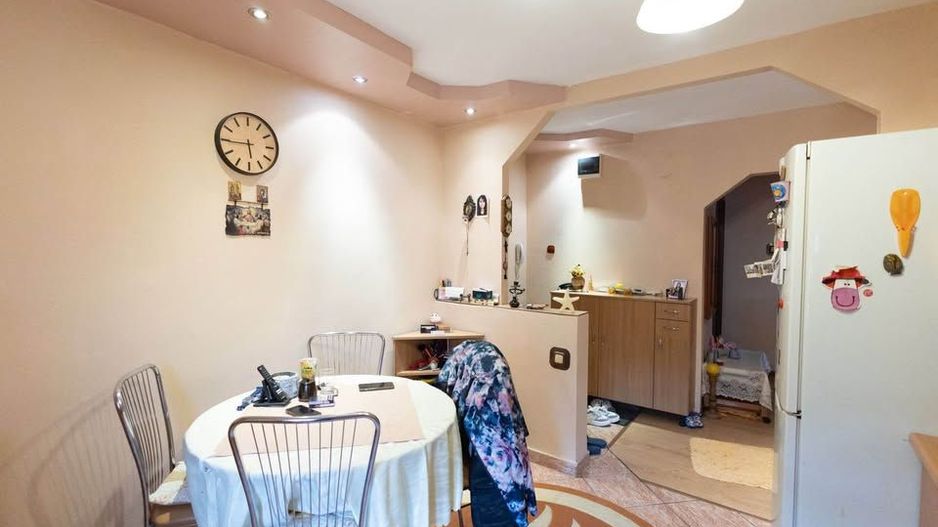 Etaj  2- 3 cam decomandat Bucovinei-Torontalului centrala proprie - Poză 1