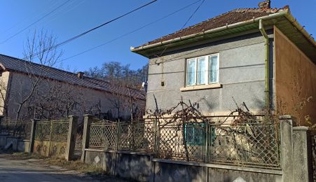 Casa cu teren generos | front 24.5 m