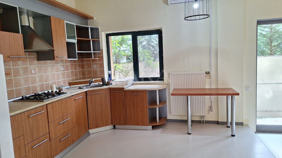 Casa de vanzare cu 6 camere in cartierul Andrei Muresanu - Poză 1