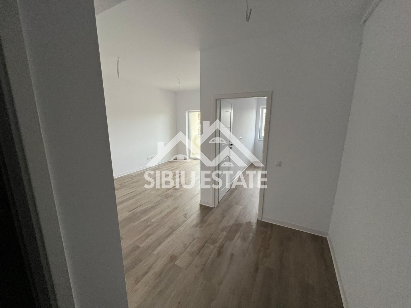 Studio intabulat finisat modern ansamblu Casian Renaissance Selimbar - Poză 2