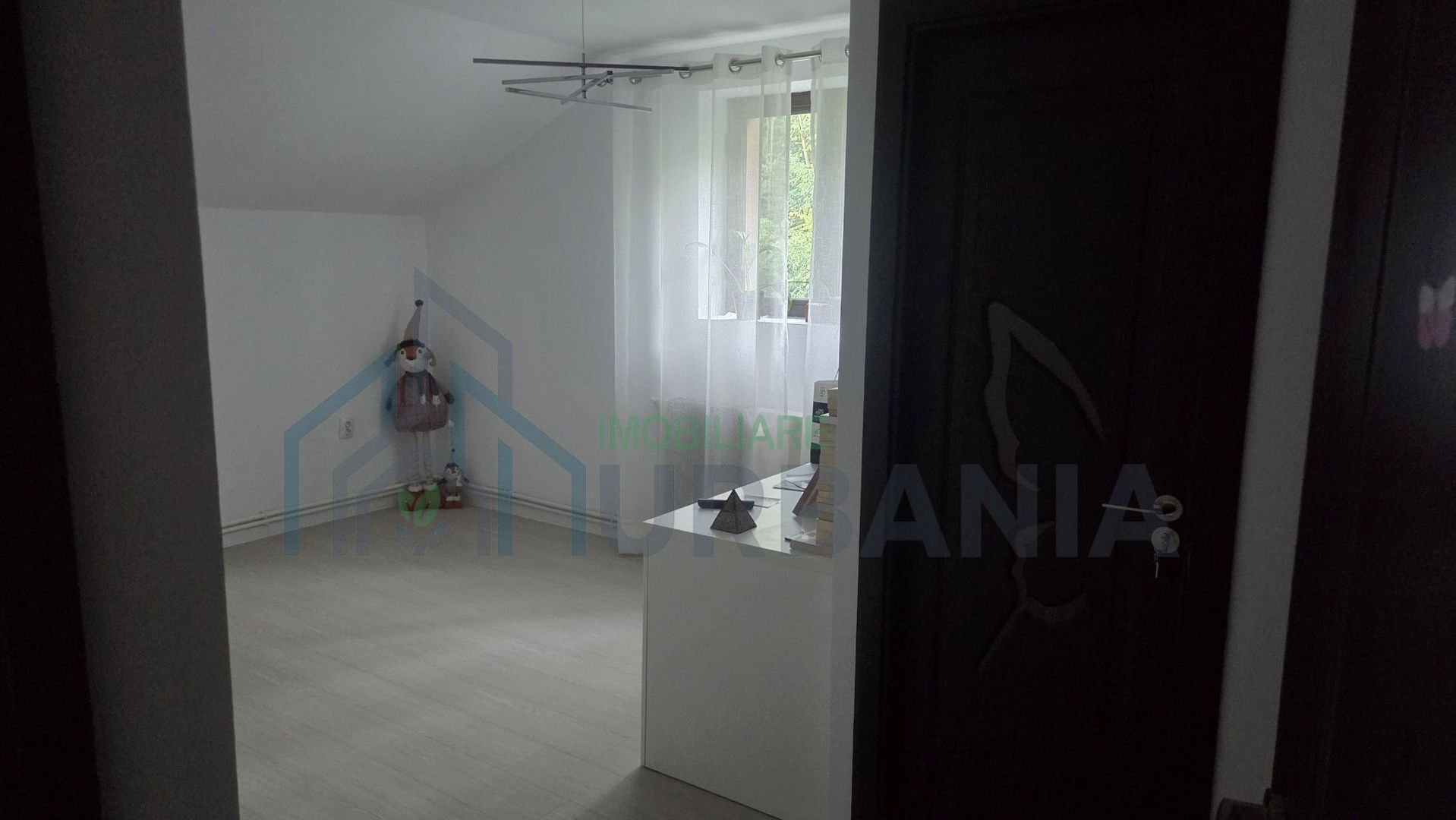 Vilă spațioasă de vânzare în sat Carlig, ideală pentru două familii - Poză 4