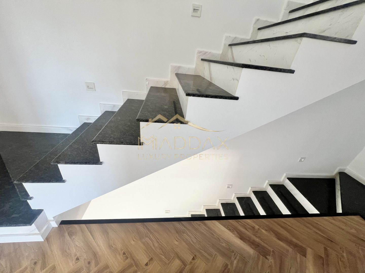 Vilă **6 camere  **451mp // Zona Iancu Nicolae - Poză 65