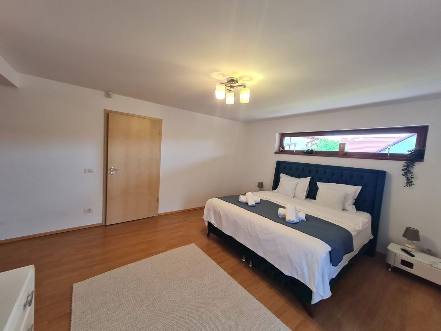 Vila spațioasă și recent renovată în Ghiroda! - Poză 72