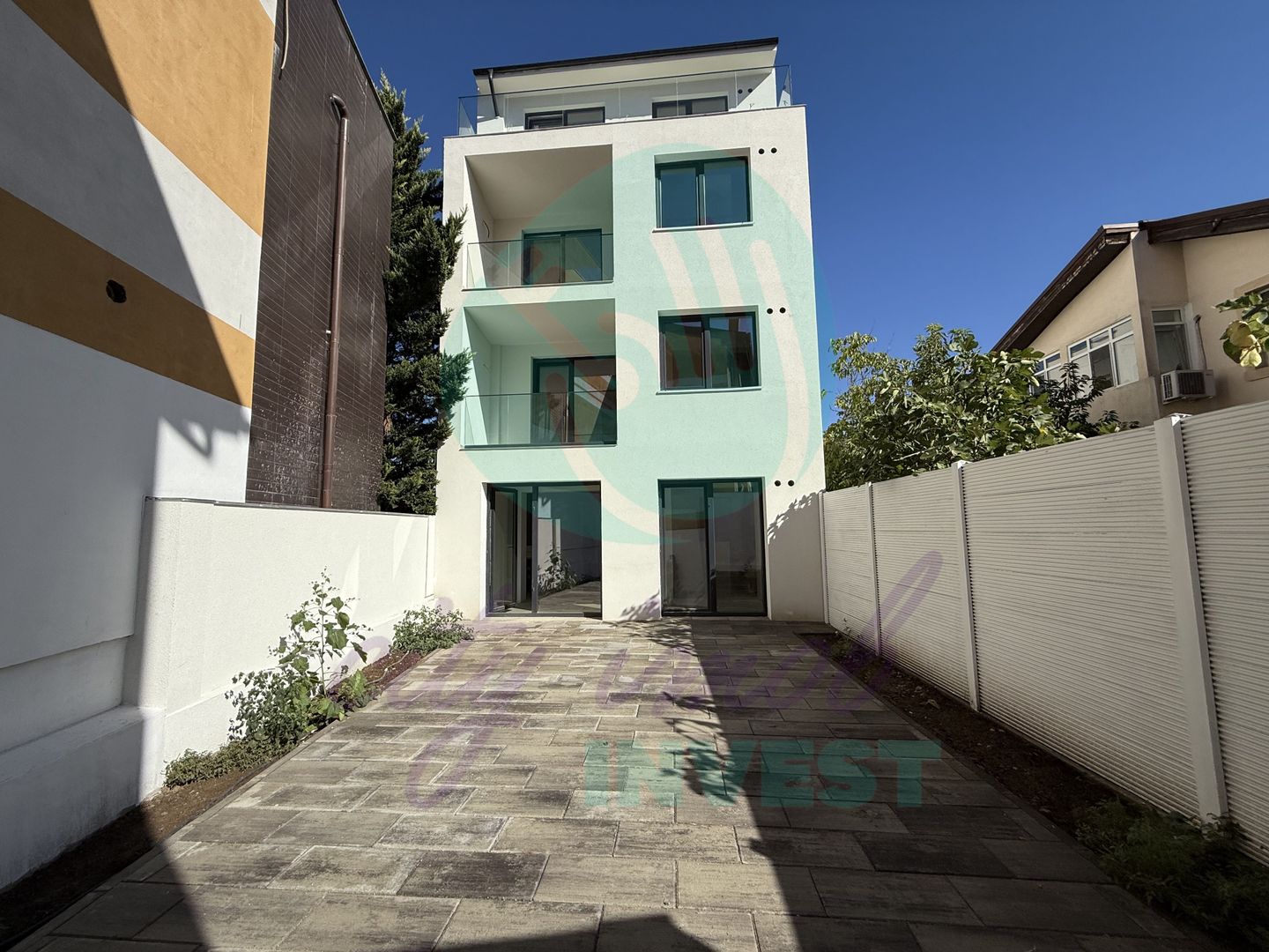 Apartament cu o curte generoasa de 60 mp - Poză 1