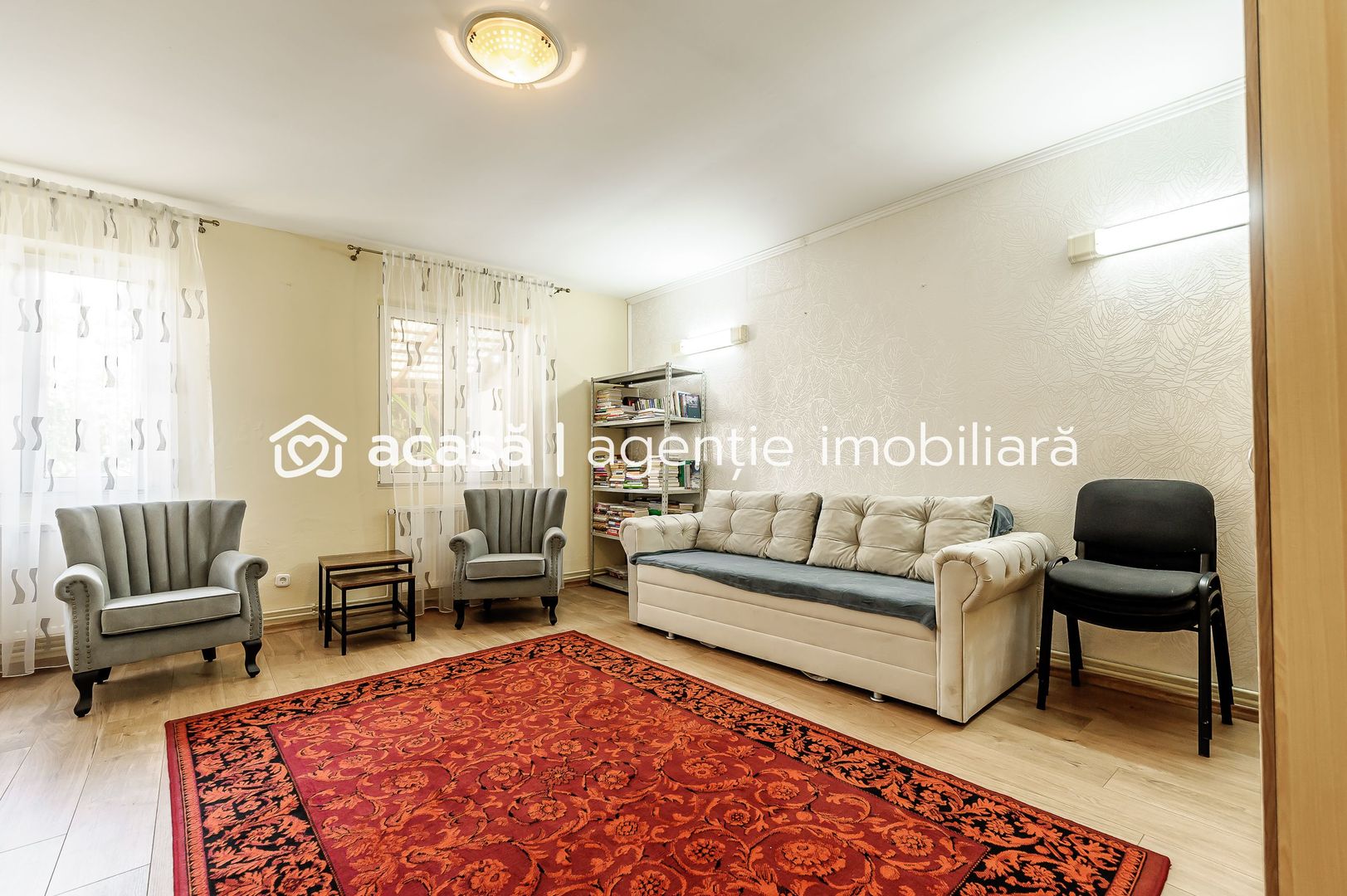 De închiriat apartament cu o cameră și curte interioară - Poză 1