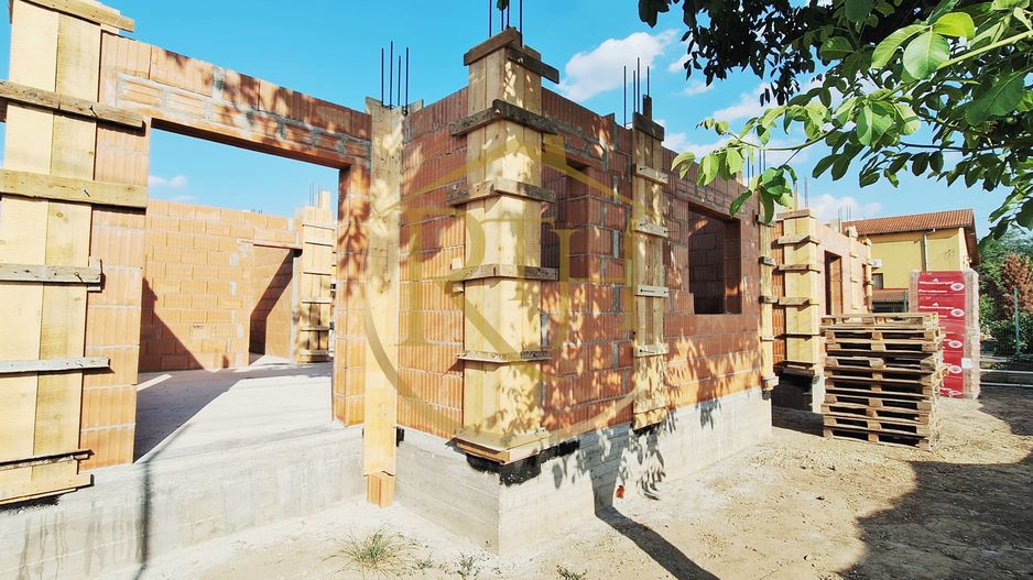 Oferim spre vanzare, Case tip duplex despartite prin spatiu verde, Giroc - Poză 14