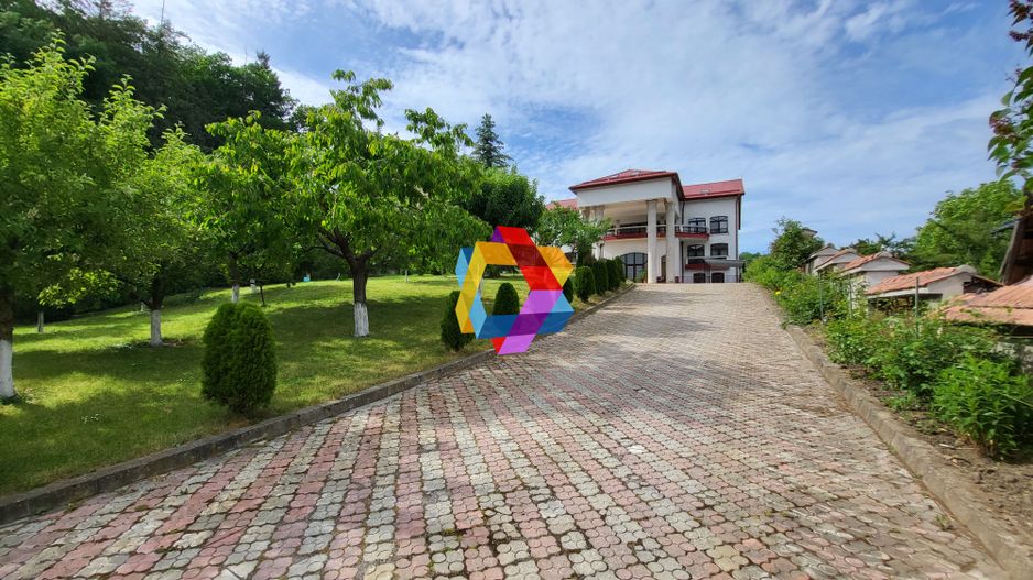 Conac cu piscina - 1810 mp - Poză 1