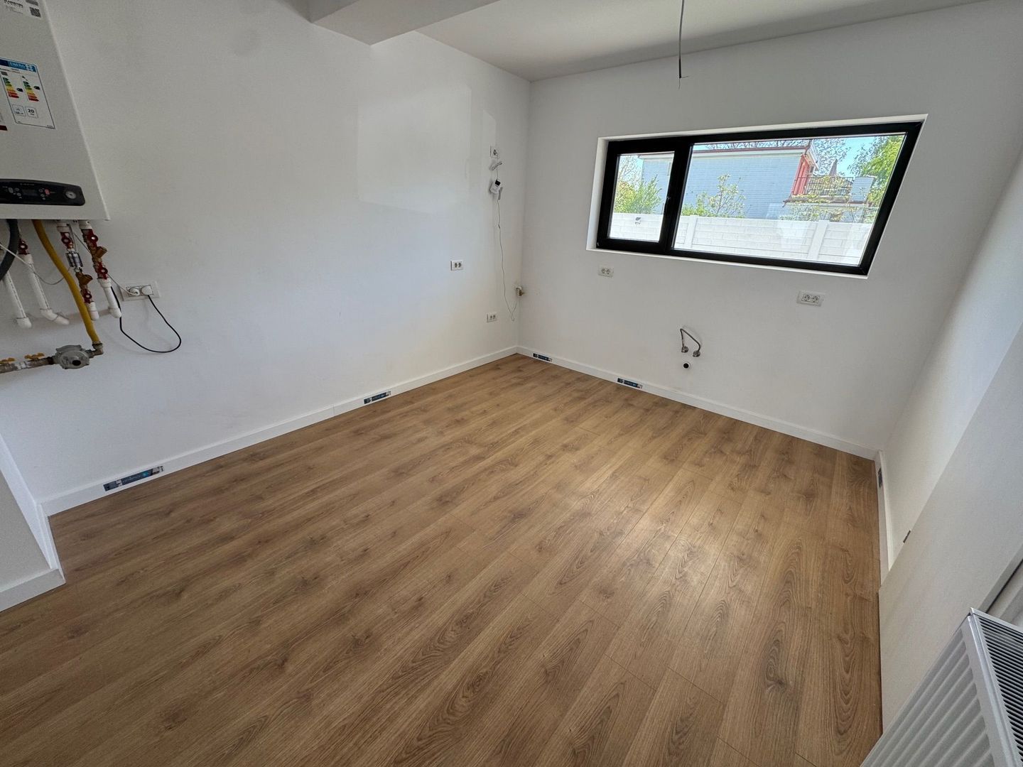 Vile 4 camere Tunari, Zona f buna, asfalt - Poză 14