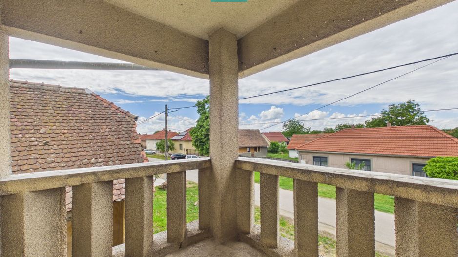 Casă P+M cu grădină generoasă în Ineu - Poză 13