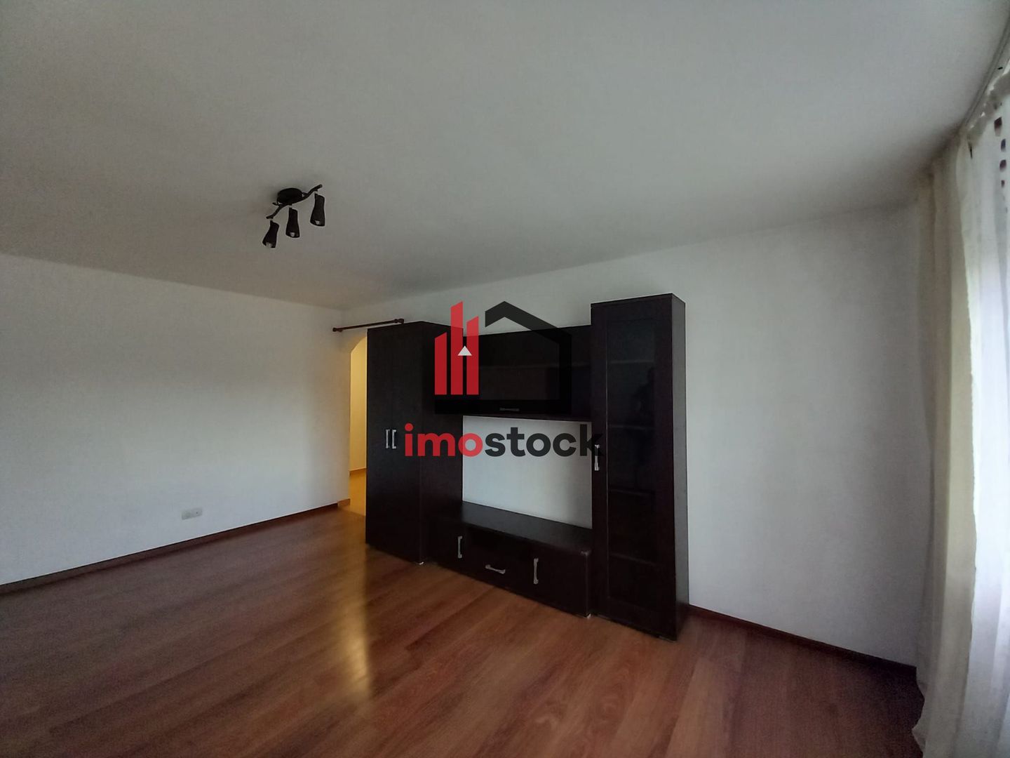 De vanzare apartament cu 3 camere, decomandat, etajul 2 - Poză 2