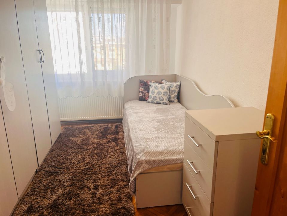 Apartament ultracentral, 3 camere, cu priveliste impresionanta, langa Mercur - Poză 3