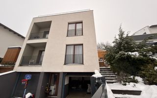 Apartament tip penthouse cu terasa si acces la curte - Poză 6
