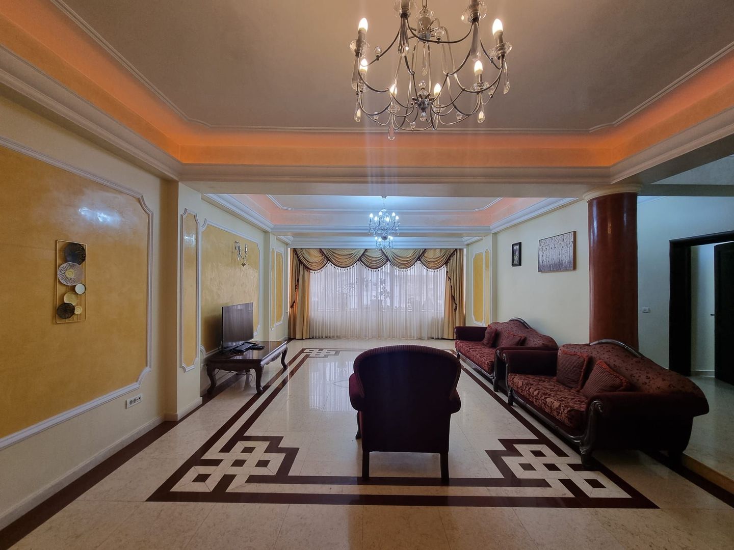 Vila generoasa de inchiriat intr o zona principala a orasului - Poză 1