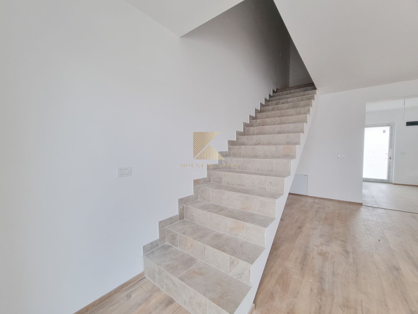 Casă însiruită cu 4 camere și curte proprie – Cartier Izvor, Str. Salc - Poză 2