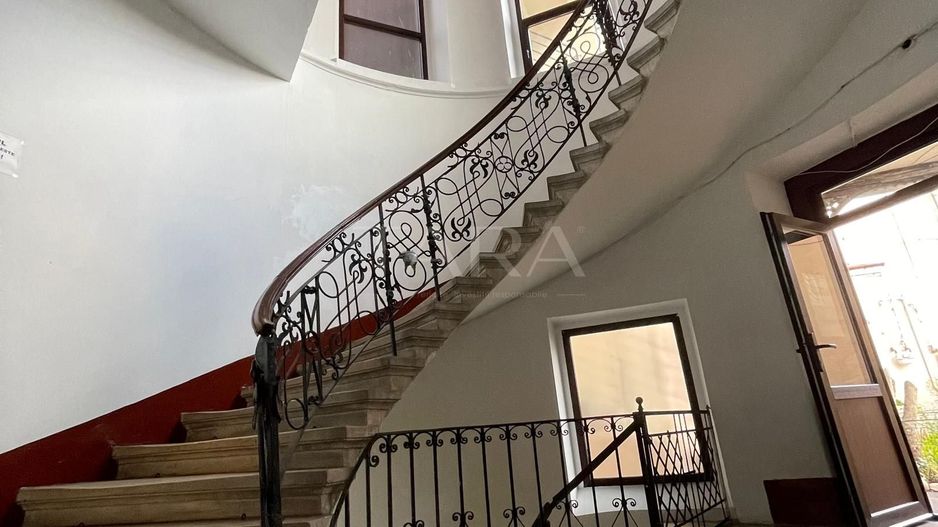 EXCLUSIVITATE. Apartament interbelic. Confort și eleganță. UMF - Poză 1