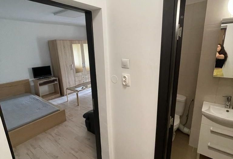 Închiriez garsonieră, Piața Victoriei, modernă, cu boiler - Poză 4