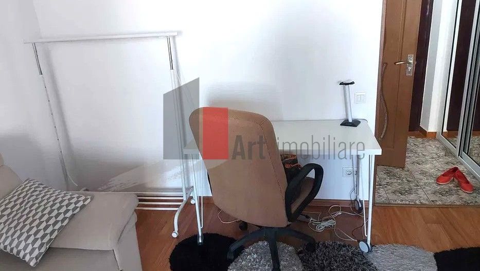 Gars. 31 mp, et 9/10, bloc reabilitat, instalații refăcute, mobilată și utilată - Poză 4